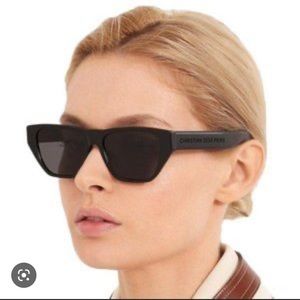 Edgy sunglasses, they are in great condition.
